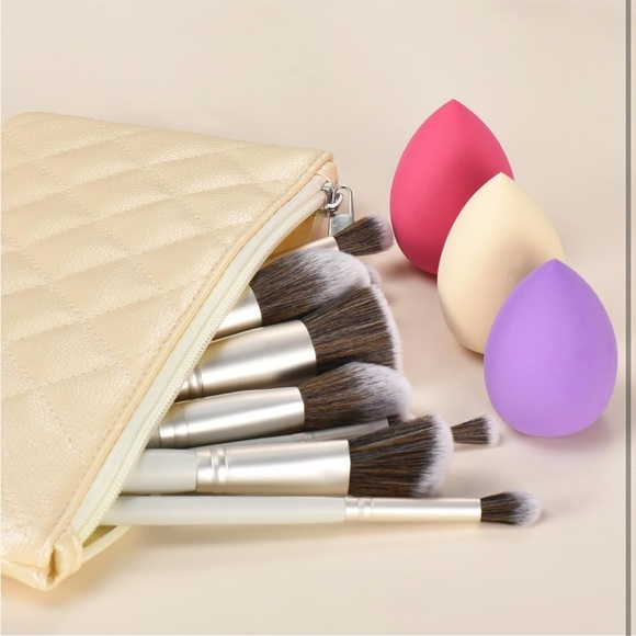 Makeup Brush Set with Sponges and Case - Picture 3 of 9
